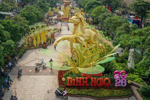 Lượng khách đông chưa từng có đến Đường hoa Nguyễn Huệ 2026