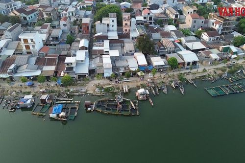 Nuôi cá lồng trái phép giữa trung tâm TP. Huế, nguy cơ hình thành xóm nhà chồ