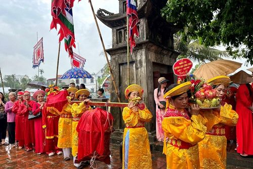 Ninh Bình: Hàng nghìn người 'đội mưa' dự Lễ hội đền Thánh Nguyễn 2026