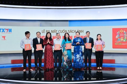 Thông tấn xã Việt Nam ra mắt sách ảnh song ngữ 'Ngày hội non sông'