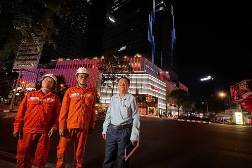 Thành phố Hồ Chí Minh tắt biển quảng cáo sau 22 giờ để tiết kiệm điện