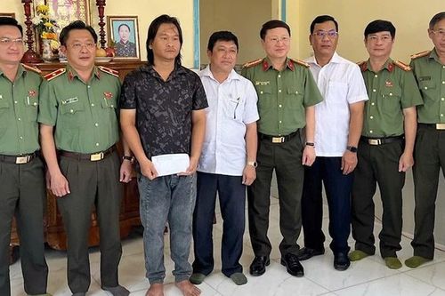 Bộ Công an hỗ trợ gia đình đồng chí Phạm Văn Mịch hy sinh khi làm nhiệm vụ