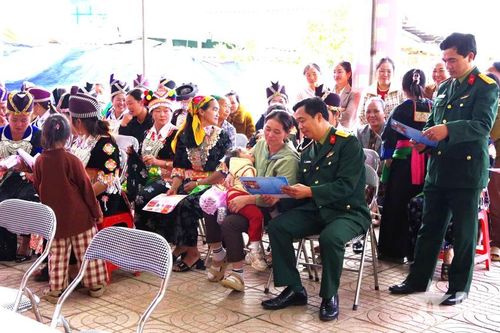 Khéo đưa pháp luật đến với đồng bào