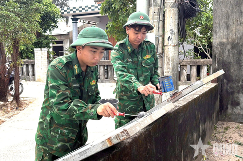 Đồn Biên phòng cửa khẩu cảng Chân Mây giúp hộ khó khăn sửa chữa nhà ở