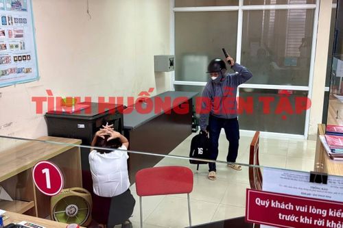 Công an phường Tam Kỳ diễn tập tình huống cướp tài sản tại ngân hàng