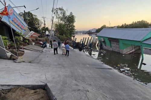 Cà Mau: Sạt lở làm hư hỏng đường giao thông và nhà dân