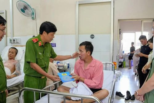 Lãnh đạo Công an TPHCM thăm, động viên chiến sĩ bị thương khi làm nhiệm vụ