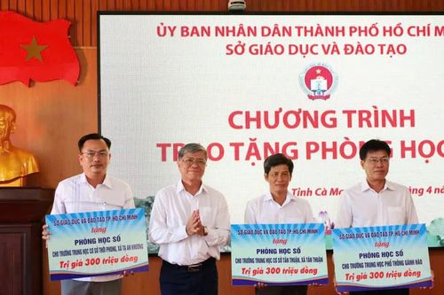 Sở GD-ĐT TPHCM trao tặng 3 phòng học số cho các trường ven biển tỉnh Cà Mau