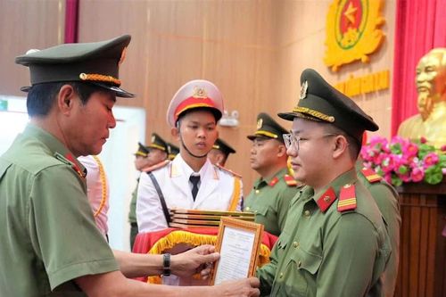 Tiếp nhận 39 nhân viên an ninh hàng không sân bay Pleiku và Phù Cát vào CAND