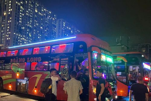 500 xe tăng cường dịp lễ, bến xe Hà Nội bắt đầu quá tải