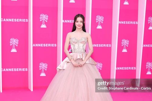 Jisoo (BLACKPINK) xinh đẹp như công chúa tại Cannes 2026