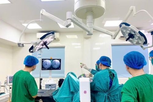Bơm xi măng cột sống điều trị thành công nhiều trường hợp xẹp đốt sống