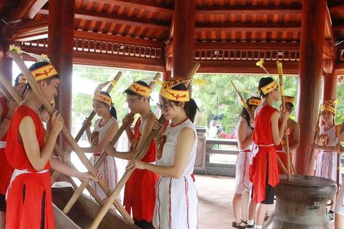 Trình diễn trống đồng, đâm đuống 'hút' khách tại Đền Hùng