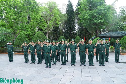 Dâng hương tưởng niệm các anh hùng, liệt sĩ tại Khu di tích lịch sử quốc gia Pò Hèn