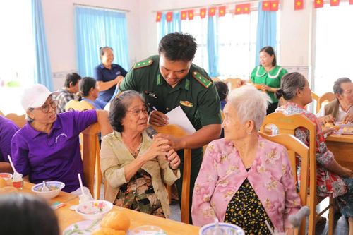 Ấm tình quân dân tại làng quê biển thành phố Hồ Chí Minh