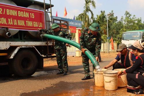 Gia Lai: Nắng hạn gay gắt, bộ đội chở nước đến tận nhà, cấp miễn phí cho người dân biên giới