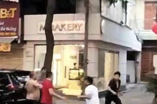 Va quệt xe dẫn đến 'loạn đả' giữa đường, 4 người bị bắt