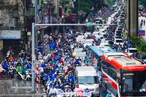 Mưa xuống, xe dồn, phố Hà Nội tắc dài giờ cao điểm