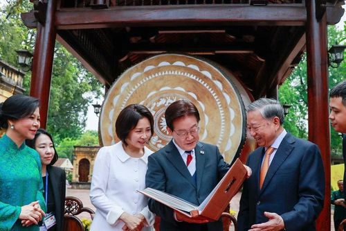 Tổng Bí thư, Chủ tịch nước và Phu nhân chủ trì Chương trình hữu nghị đặc biệt tại Hoàng Thành Thăng Long