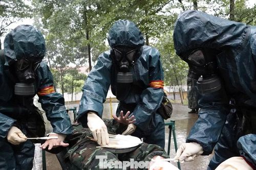 Hàng trăm học viên quân y dầm mưa cấp cứu thương binh trong tình huống khốc liệt