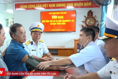 Kịp thời cứu ngư dân nghi đột quỵ trên biển