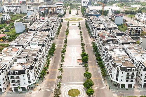 Phố đi bộ nghìn tỷ tại Bắc Giang vắng bóng cư dân, biệt thự để hoang