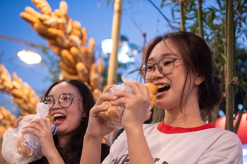 Hàng nghìn người đổ về Lễ hội Bánh mì ở TPHCM, xếp hàng dài chờ thưởng thức