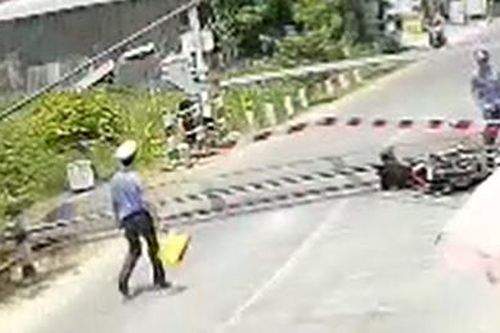 Thông tin về người bị nhân viên đường sắt đá khi tông gãy gác chắn tàu