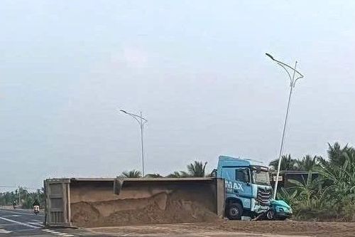 Ô tô đầu kéo va chạm xe taxi, một hành khách tử vong ở Đắk Lắk