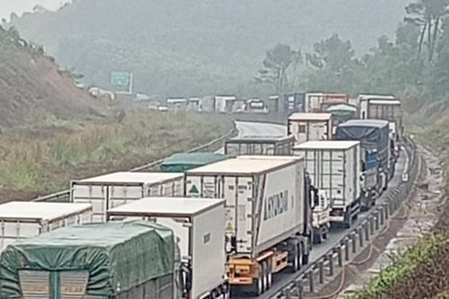 Sau vụ tai nạn giao thông, hàng trăm ô tô 'chôn chân' trên cao tốc Bắc - Nam