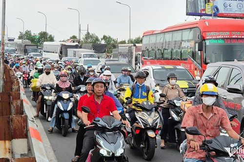 Người dân TPHCM di chuyển thế nào để 'né' ùn tắc dịp nghỉ lễ 30/4-1/5?