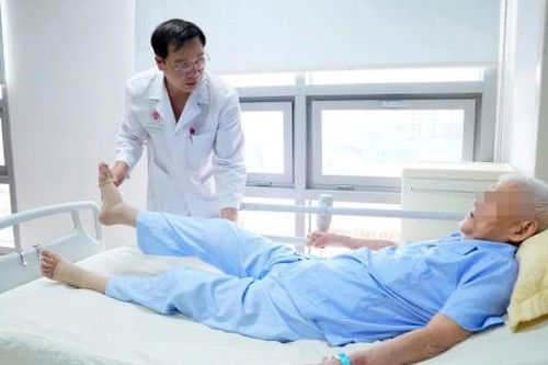 Phẫu thuật thành công giúp cụ ông 102 tuổi bị gãy xương đùi phục hồi sau 2 ngày