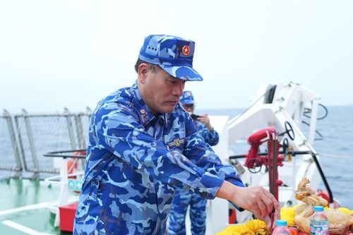 Đoàn công tác Vùng Cảnh sát biển 1 tưởng niệm các liệt sĩ hy sinh và ngư dân tử nạn trên vùng biển Đông Bắc