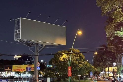 Hàng loạt biển quảng cáo tại thành phố Hồ Chí Minh tắt điện sau 22h