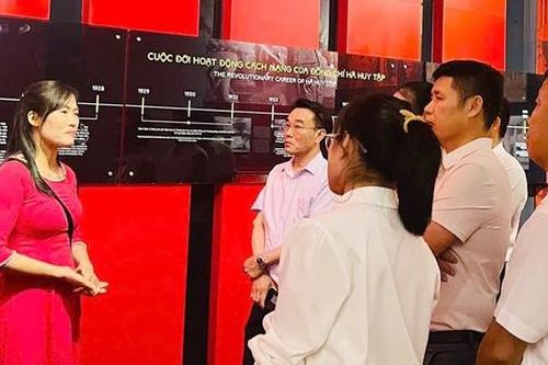 Xúc động trước những hiện vật gắn với cuộc đời cố Tổng Bí thư Hà Huy Tập