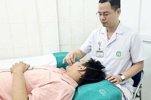 Ngâm bể sục rồi ngủ điều hòa, nam sinh liệt mặt sau một đêm