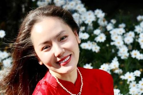 Nữ ca sĩ xinh đẹp, độc thân: Tuổi 42 bất ngờ công khai 'con trai'