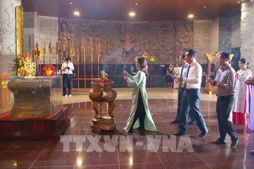 Người dân miền Tây hướng về nguồn cội tại Đền thờ Vua Hùng
