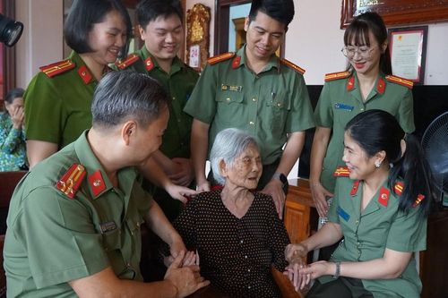 Công an tỉnh Quảng Ninh tri ân Mẹ Việt Nam Anh hùng 103 tuổi