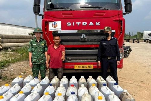 Tạm giữ nhiều phương tiện vận chuyển dầu trái phép trên biển và khu vực biên giới