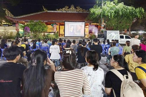 Xã Tân Hiệp tổ chức chiếu phim lưu động hướng về cội nguồn dân tộc