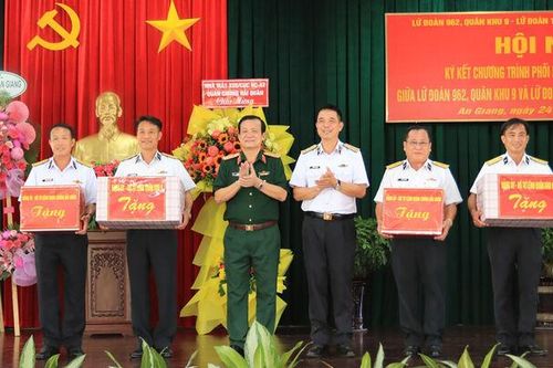 Lữ đoàn 962 và Lữ đoàn 127 ký kết hoạt động kết nghĩa