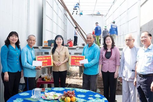 Đồng chí Trần Thị Thanh Hương thăm và tặng quà các tổ từ thiện tại xã Châu Phú