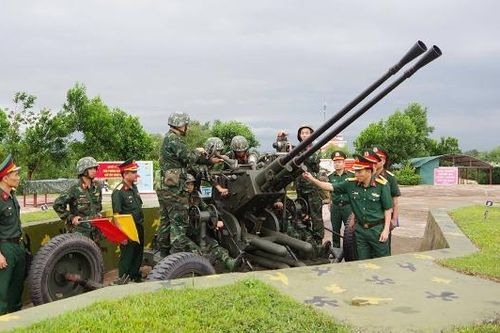 Lực lượng vũ trang tỉnh và các đơn vị quân đội sẵn sàng chiến đấu bảo vệ an toàn các ngày lễ lớn
