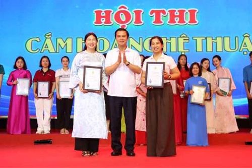 Công đoàn phường Kinh Bắc và Tân Dĩnh đoạt giải Nhất Hội thi cắm hoa nghệ thuật
