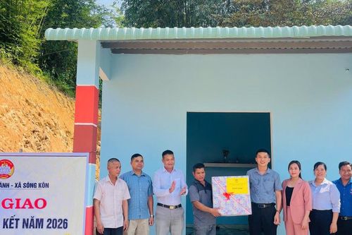 Bàn giao 2 nhà đại đoàn kết cho hộ nghèo xã Sông Kôn