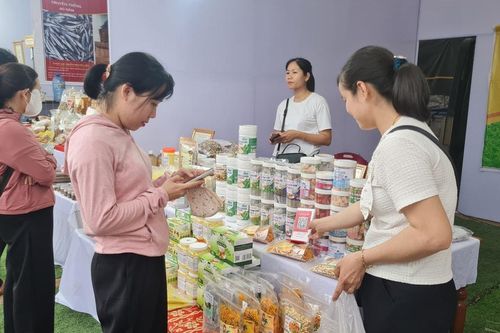Xã Sơn Cẩm Hà khai mạc gian hàng trưng bày sản phẩm nhà nông