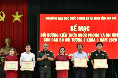 Bế mạc lớp bồi dưỡng kiến thức quốc phòng và an ninh đối tượng 3