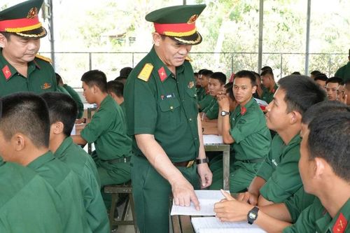 Chính ủy Bộ Chỉ huy Quân sự tỉnh Gia Lai kiểm tra công tác huấn luyện chiến sĩ mới