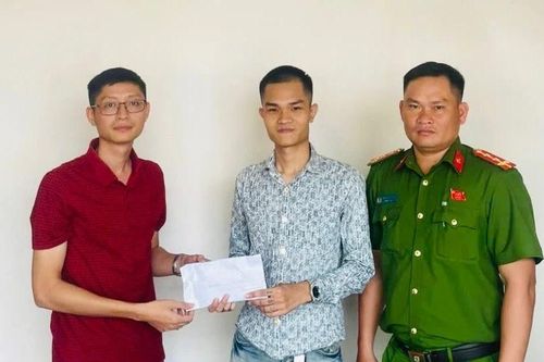 Phát hiện số tiền lớn trong trụ ATM, chàng trai mang đi trình báo Công an nhờ trả người mất